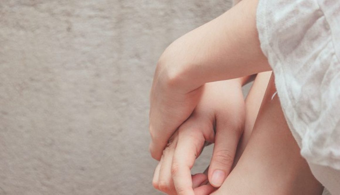 close-up-photography-of-hands-and-feet-1076584
